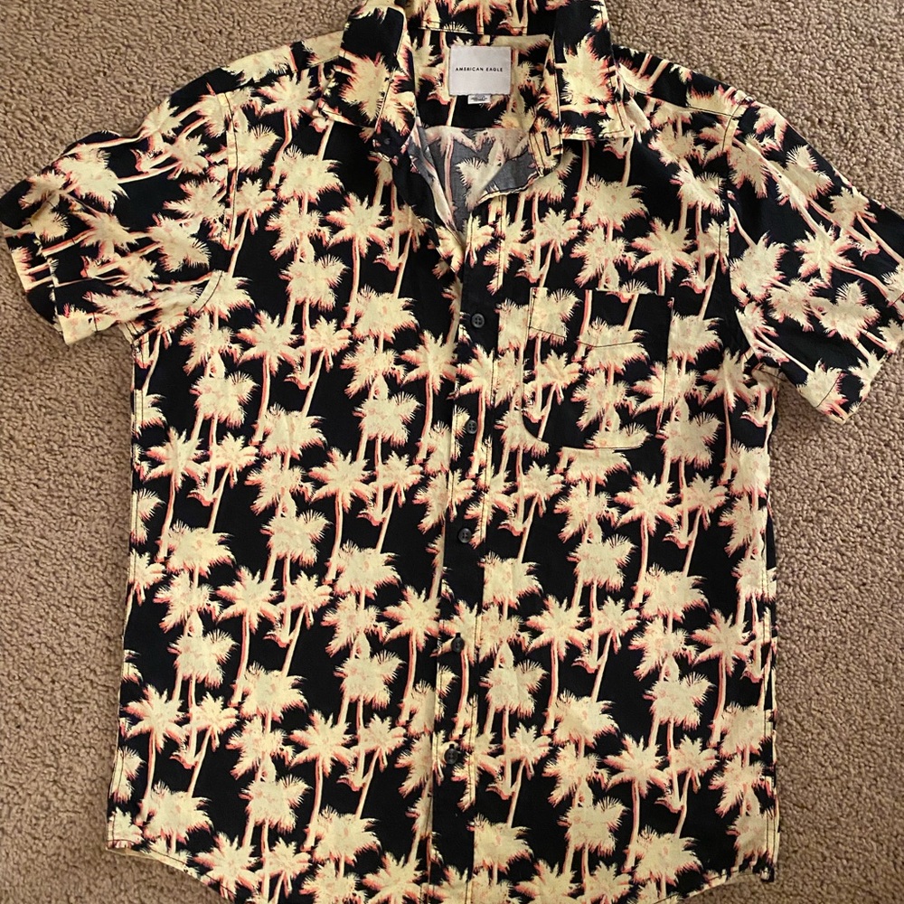 American Eagle button down shirt black with yellow palm trees size small.